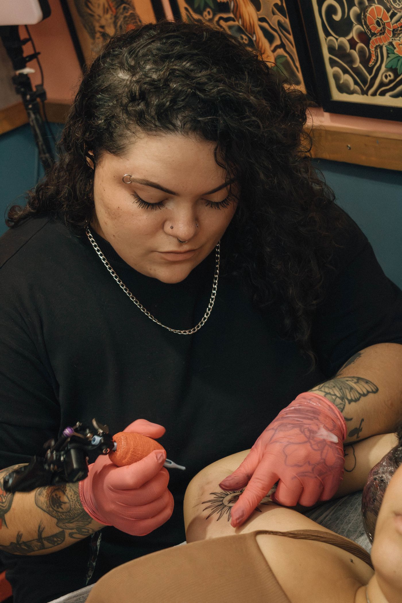Yasmin Duarte desenhando uma peça autoral