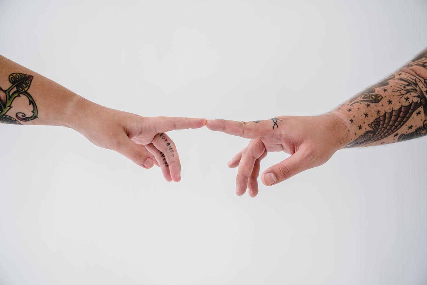 Mãos tatuadas ponto a ponto